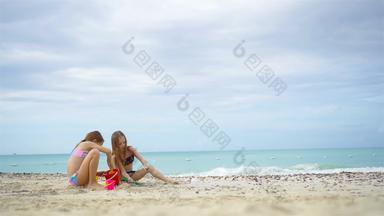 孩子们使<strong>沙子城堡</strong>有趣的热带海滩